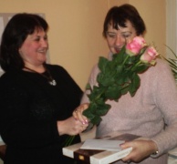 Zenono Šiaučiulio nuotraukoje: kolegę, LŽS narę Aušrą Šuopytę (dešinėje) su garbingu jubiliejumi sveikina savaitraščio „Tremtinys“ redaktorė Jolita Navickienė